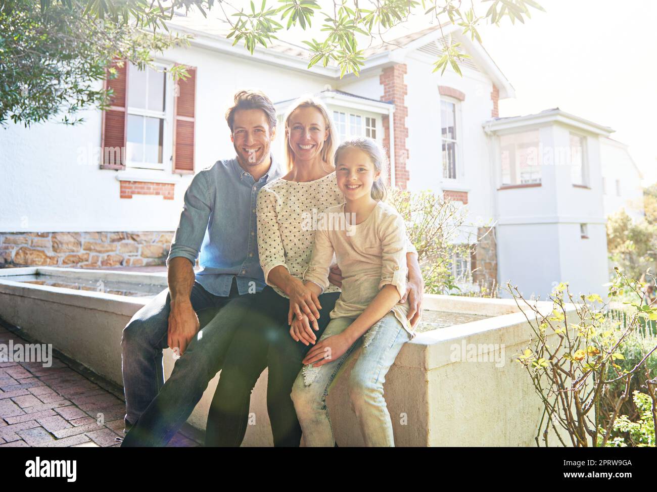 Leben Schätze sind Menschen, keine Dinge. Porträt einer dreiköpfigen Familie, die Zeit miteinander verbringt. Stockfoto