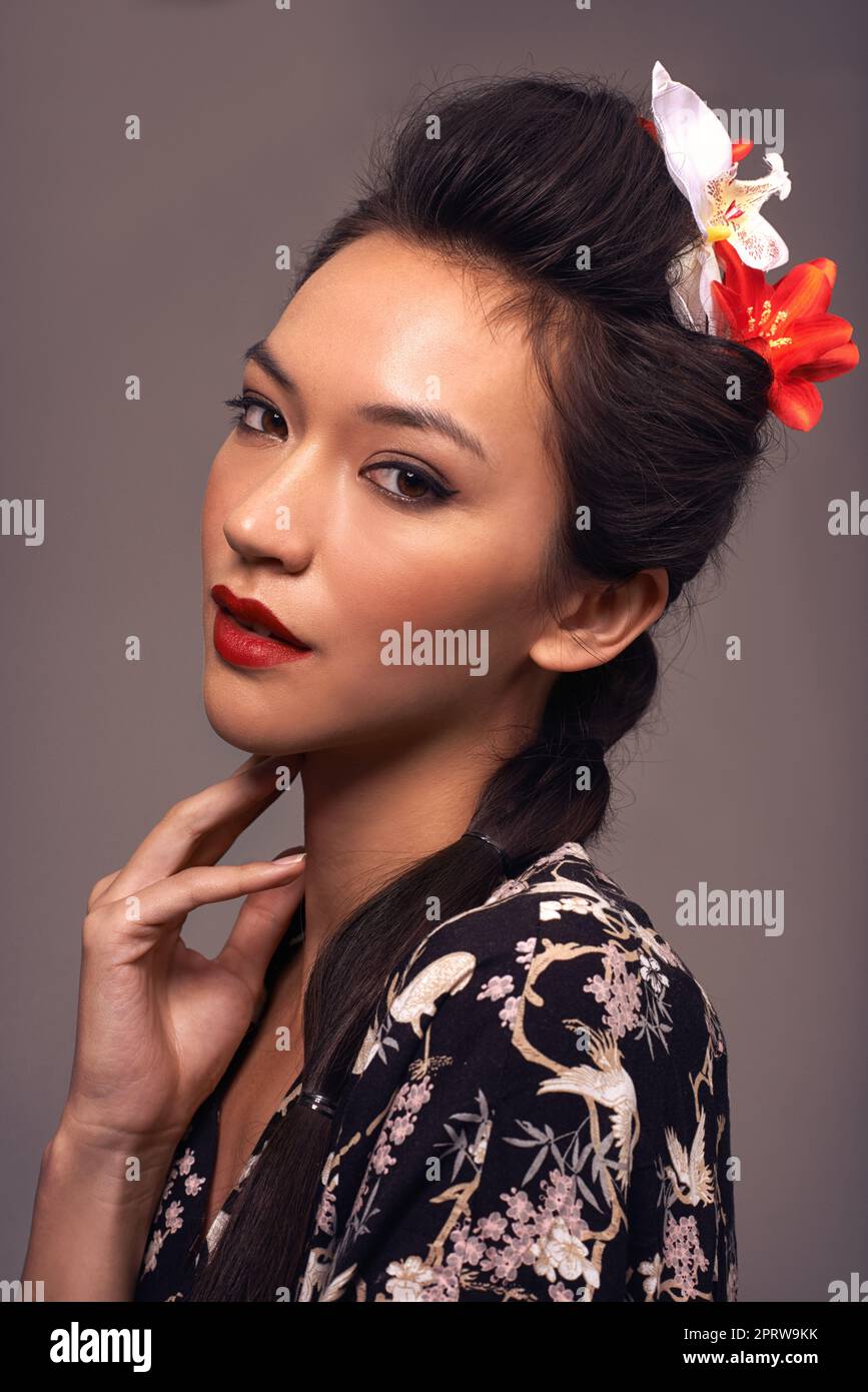 Ich Ehre meine Abstammung. Studioaufnahme einer attraktiven jungen Frau in traditioneller asiatischer Kleidung. Stockfoto