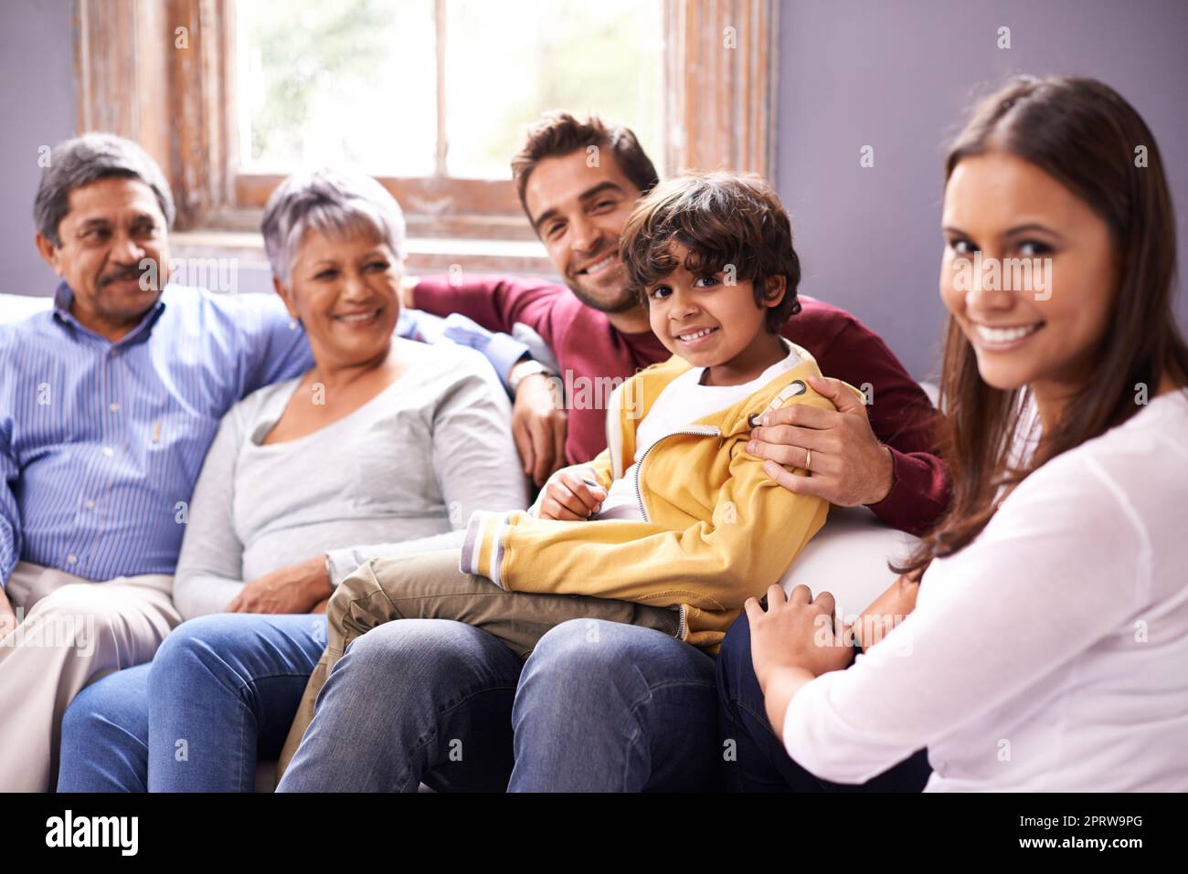 Wir gehen zusammen wie Kopieren und Einfügen. Eine Familie verbindet sich im Wohnzimmer. Stockfoto