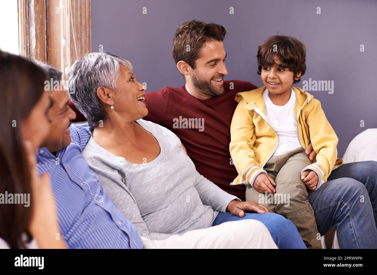 Bindung mit der Familie. Eine Familie, die sich im Wohnzimmer verbindet. Stockfoto