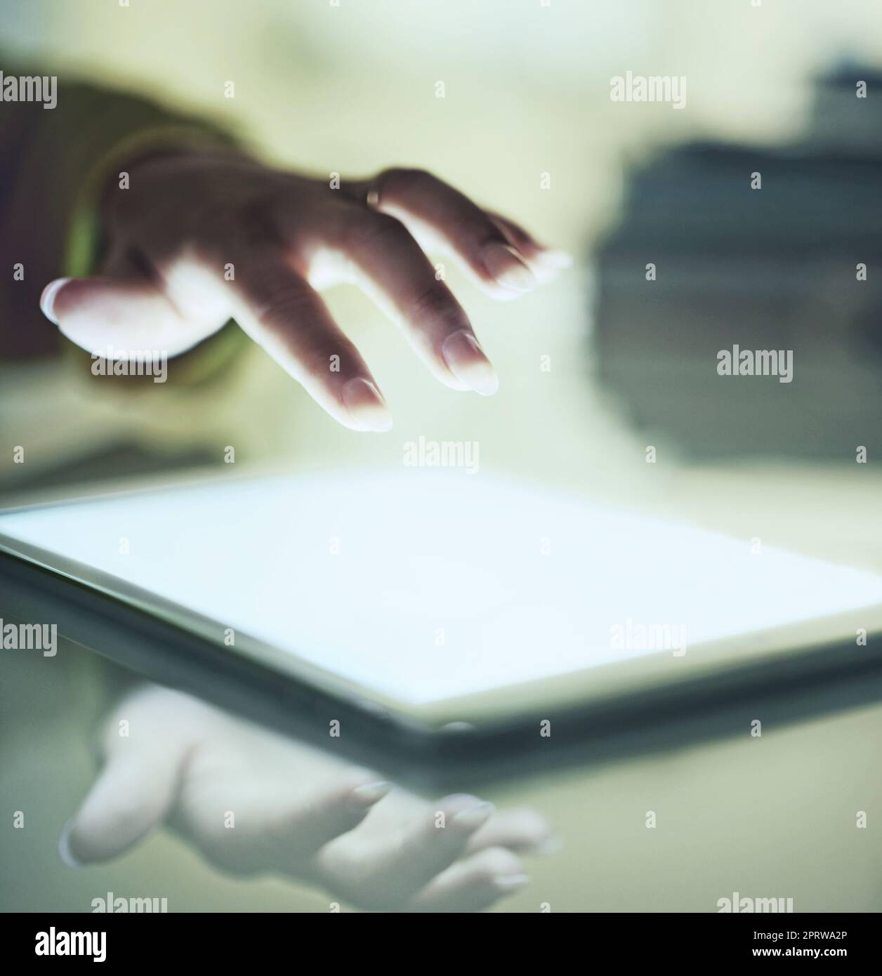 Intuitive Technologie. Kurze Nahaufnahme einer Frauenhand über einem digitalen Tablet. Stockfoto