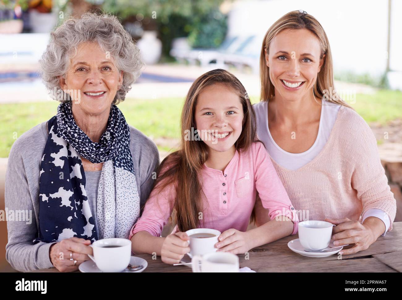 Drei Generationen des Glücks. Drei Generationen der Frau der Frauen einer Familie, die draußen Tee trinken. Stockfoto