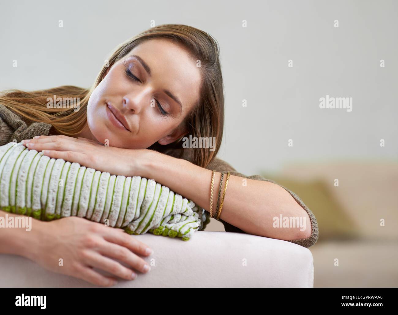 Ein Nickerchen am Nachmittag. Eine attraktive Frau, die zu Hause ein Nickerchen auf dem Sofa macht. Stockfoto