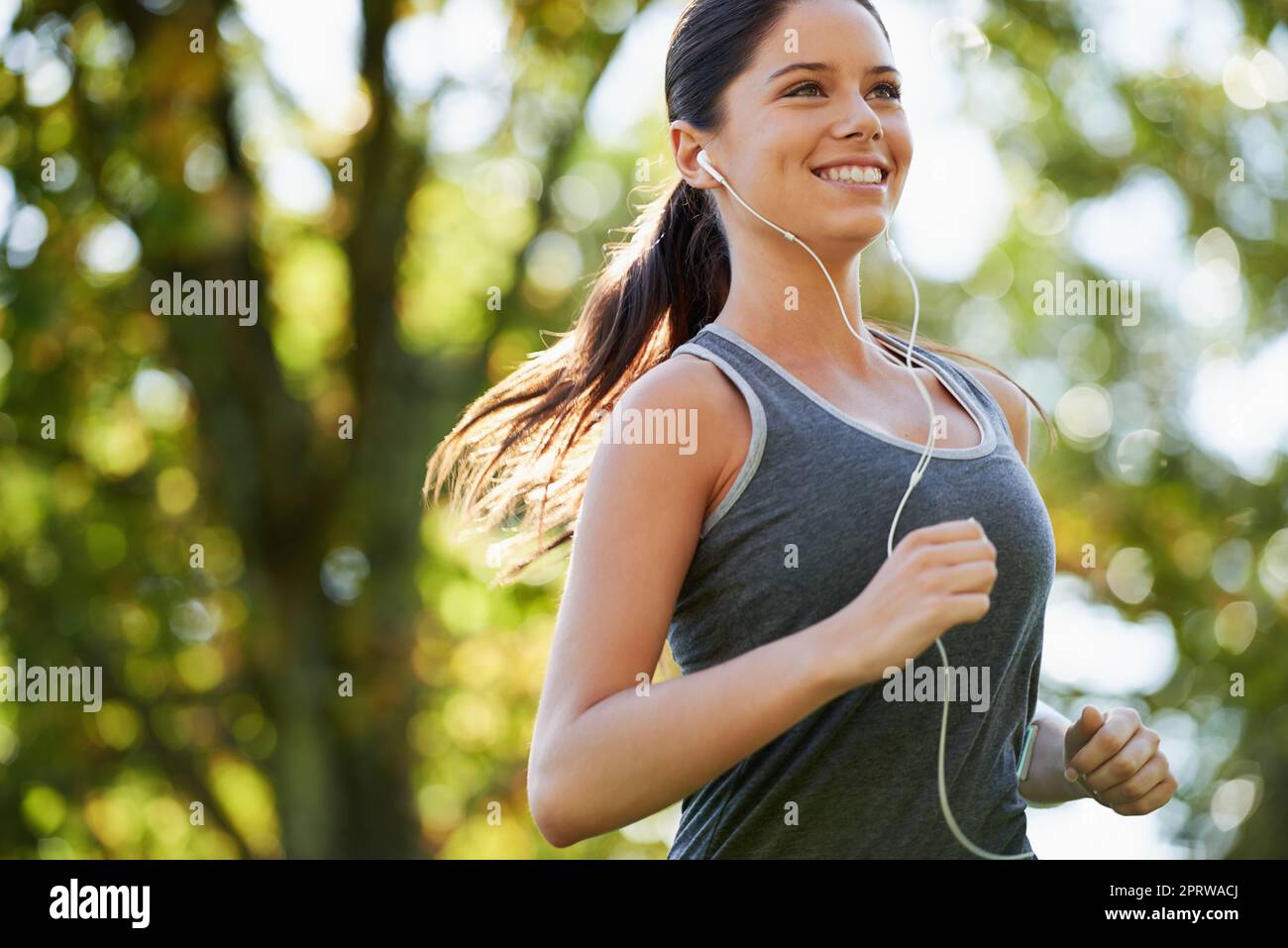 Fit bleiben und sich fantastisch fühlen. Eine junge Frau, die im Park läuft. Stockfoto