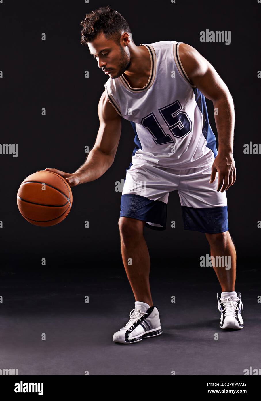 Zeigt seine Fähigkeiten. Studioaufnahme eines Basketballspielers vor schwarzem Hintergrund. Stockfoto