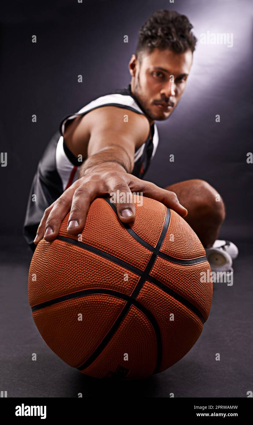Das gehört mir. Studioaufnahme eines Basketballspielers vor schwarzem Hintergrund. Stockfoto