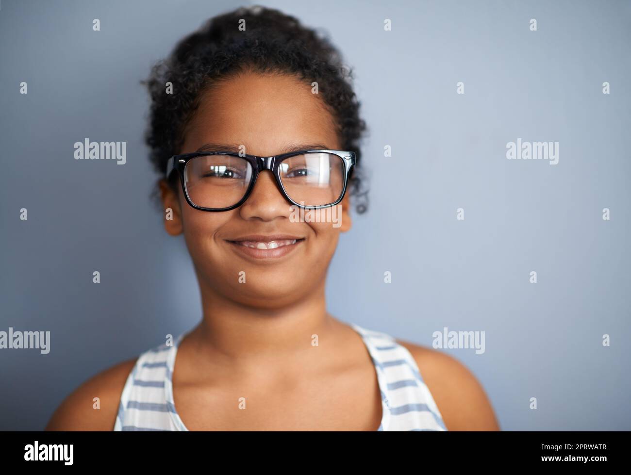 Intelligente Mädchen tragen ihre Brille. Ein junges Mädchen trägt eine Brille. Stockfoto