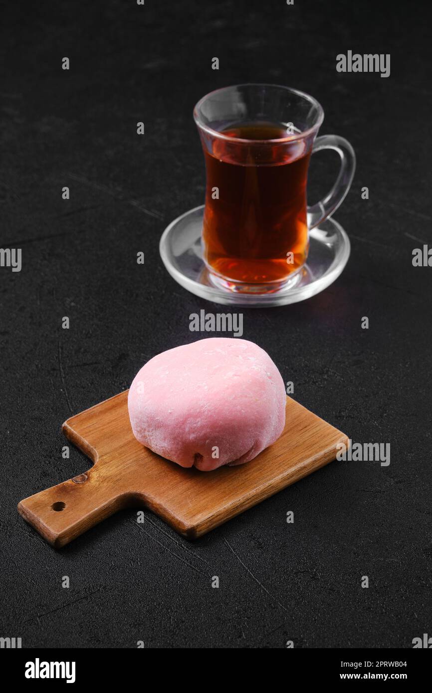 Süßer Dessert-Mochi mit Erdbeere Stockfoto