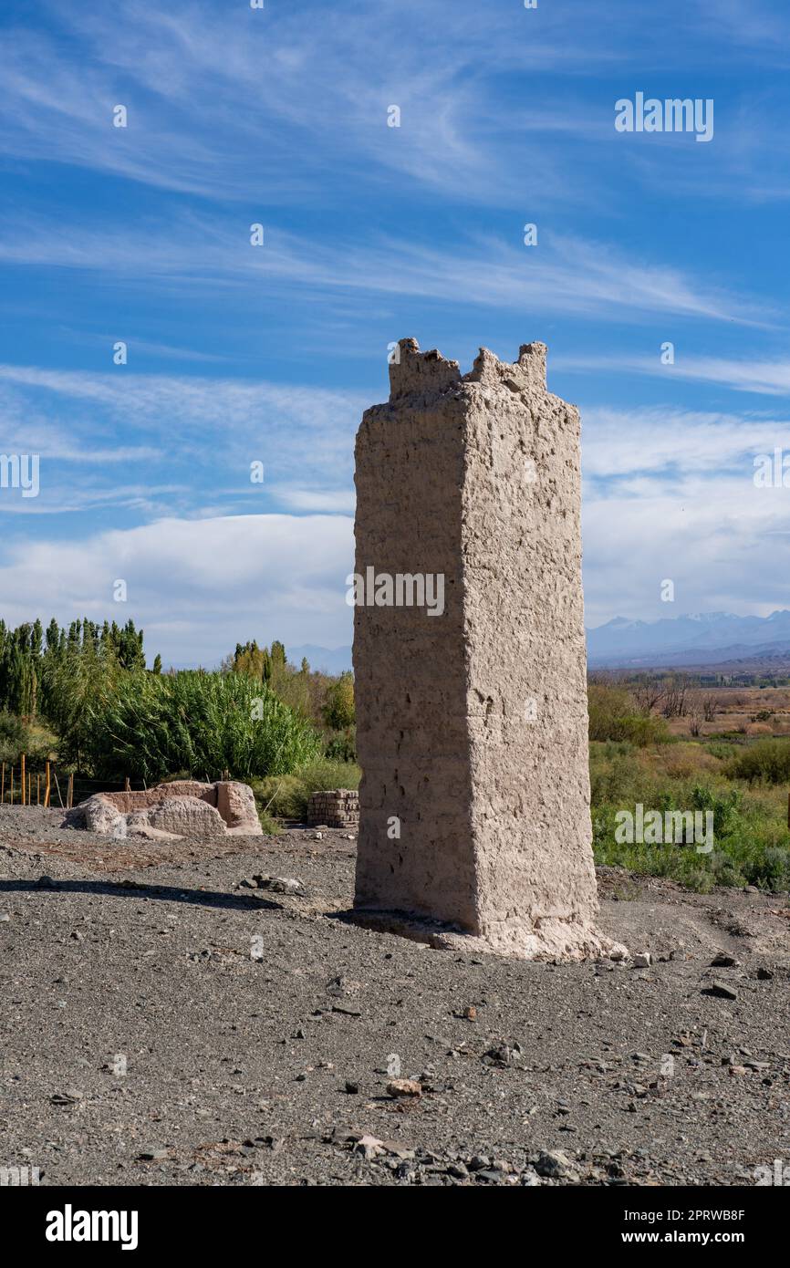 Adobe-Ruinen der alten Silbermühle und Hütte in Hilario im Calingasta Valley, San Juan, Argentinien. Stockfoto