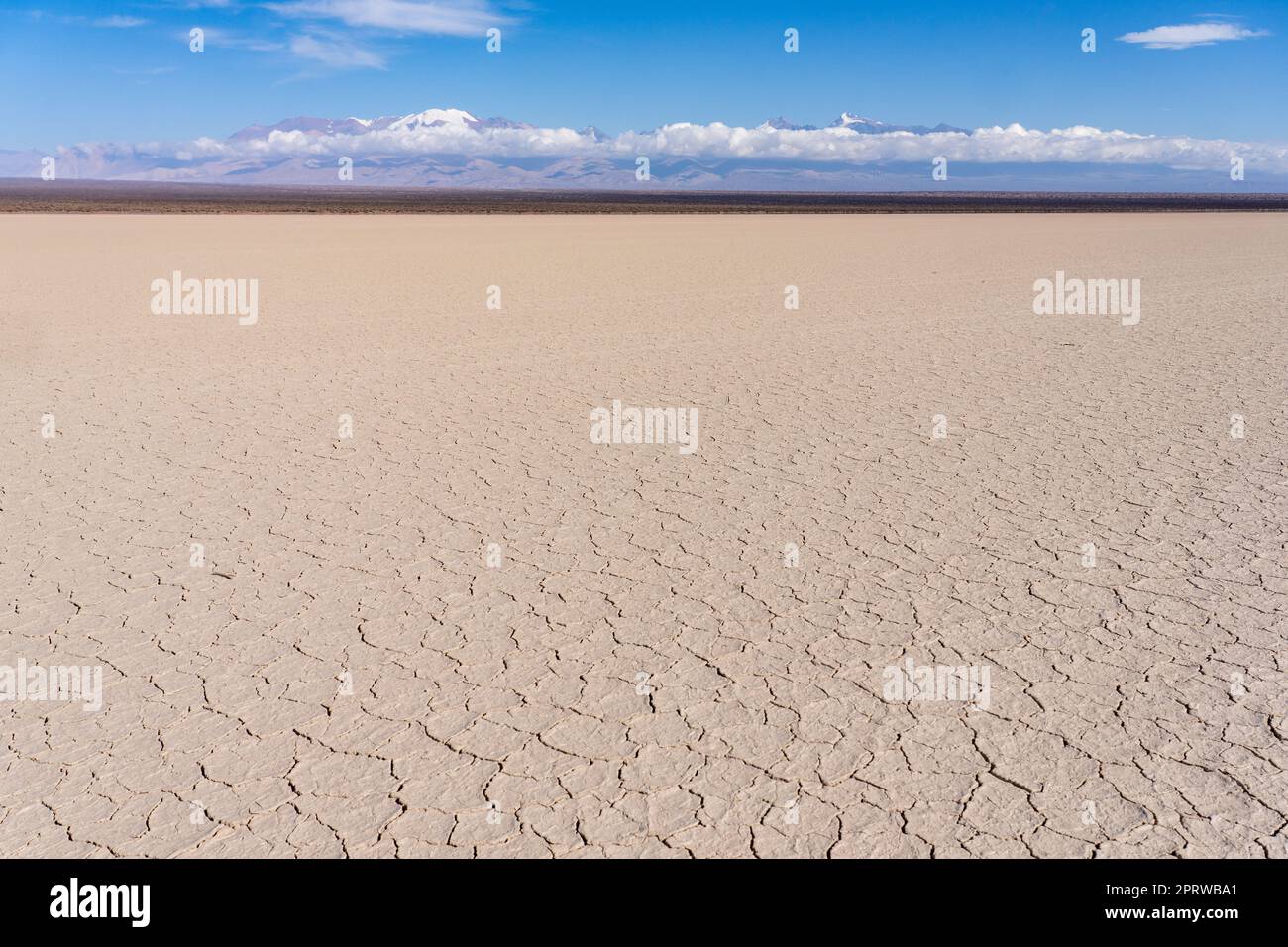 Barreal Blanca oder Pampa del Leoncito, ein trockenes Seebett im Calingasta-Tal der Provinz San Juan, Argentinien. Die Ansilta-Reihe der Anden ist behi Stockfoto