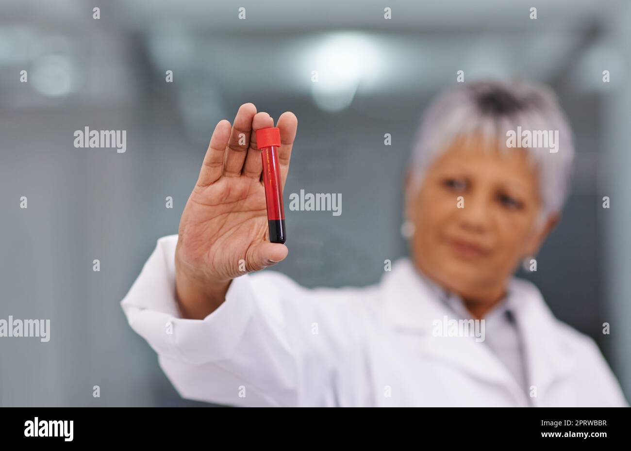 Ihre Forschung wird Leben retten. Eine leitende Wissenschaftlerin, die in ihrem Labor arbeitet. Stockfoto