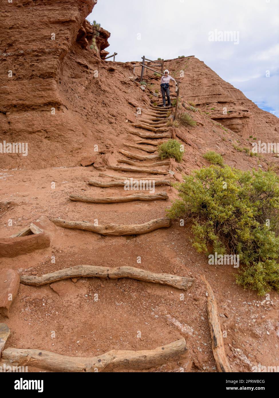 Eine Frau wandert auf einem Pfad im Sierra de las Quijadas Nationalpark, Argentinien. Stockfoto