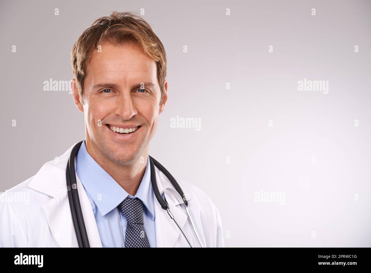 Deine Gesundheit macht ihn glücklich. Beschnittenes Studioporträt eines hübschen jungen männlichen Arztes. Stockfoto