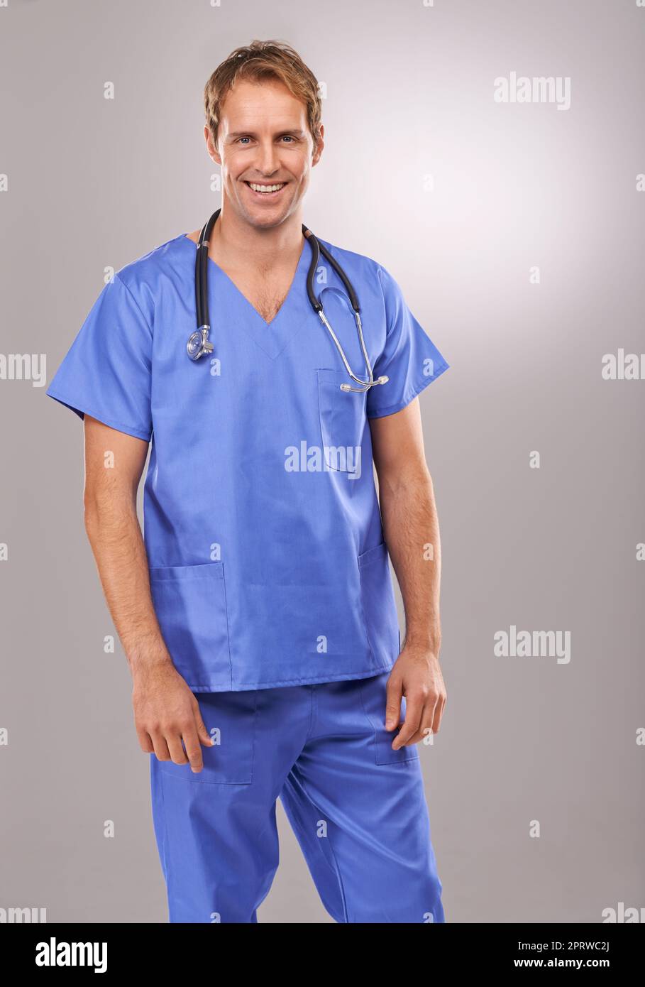 Er verfügt über hervorragende Operationsfähigkeiten. Studioporträt eines hübschen Arztes, der vor einem grauen Hintergrund steht. Stockfoto