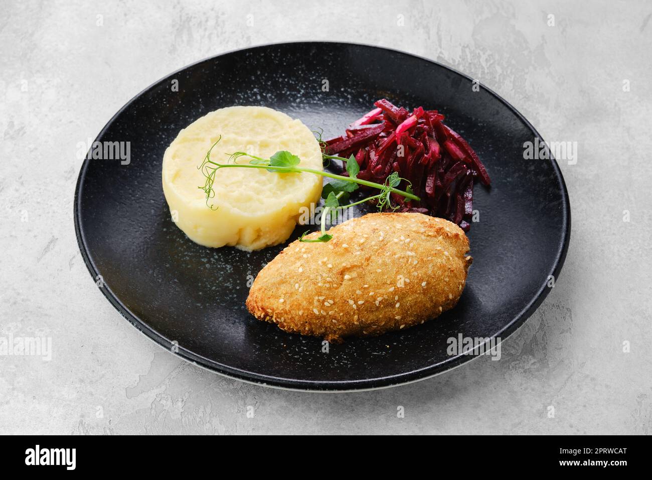 Kiewer Zitrone mit Kartoffelpüree und eingelegter Rote Bete Stockfoto
