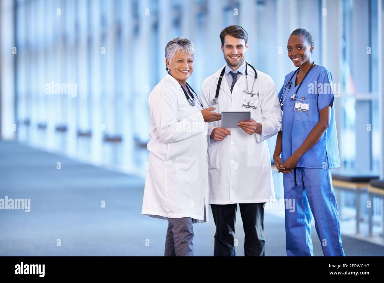 Das Team, das für Sie arbeitet. Ein medizinisches Team, das im Krankenhausflur steht. Stockfoto