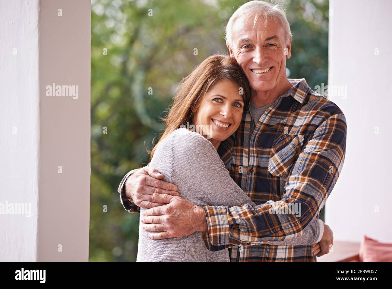 Stolz darauf, einen Vater zu haben, zu dem ich aufschauen kann. Ein beschnittenes Porträt eines glücklichen älteren Mannes, der mit seiner Tochter zu Hause steht. Stockfoto