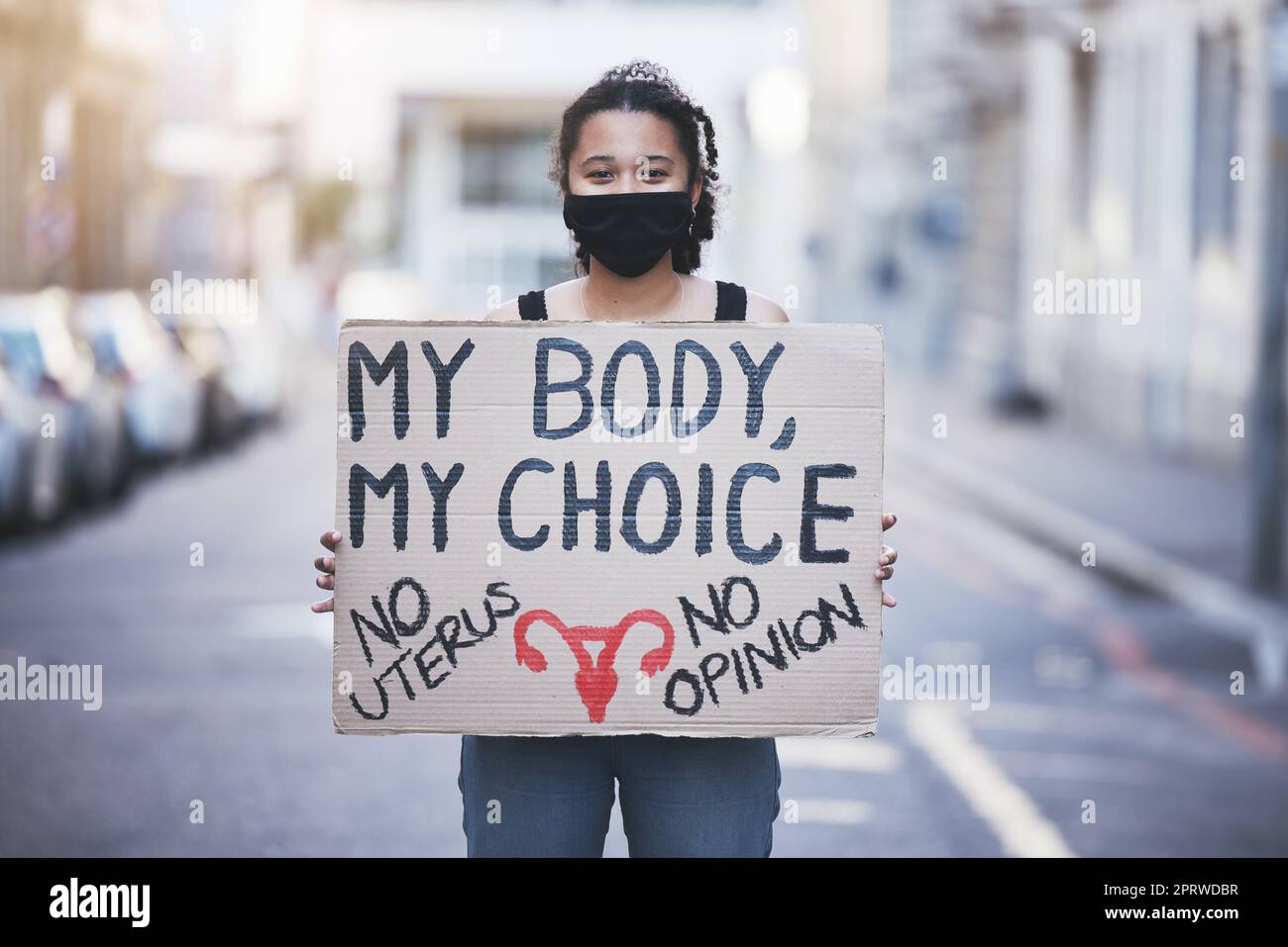 Protestfrau, Abtreibungswahl oder Gesundheitsfürsorge Pappposter in einer Stadtstraße für Körper-, Menschenrechts- und Rechtspolitik. Frauenstimme, Meinung oder Schlagwörter für Gleichberechtigung mit Gesichtsmaske Porträt Stockfoto