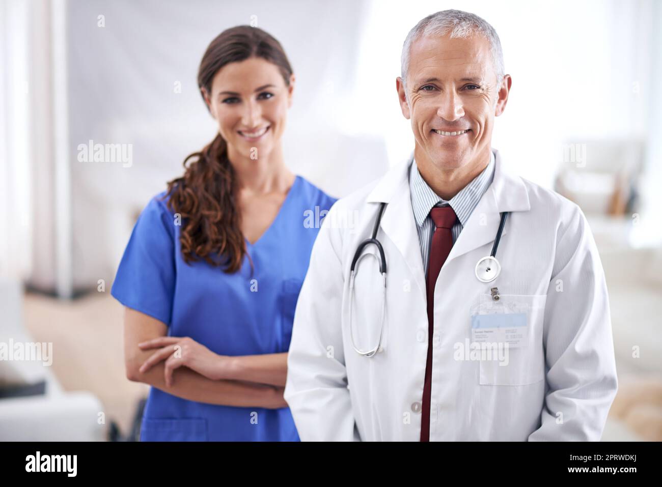 Ihr spezialisiertes Operationsteam. Porträt von zwei freundlichen Ärzten. Stockfoto