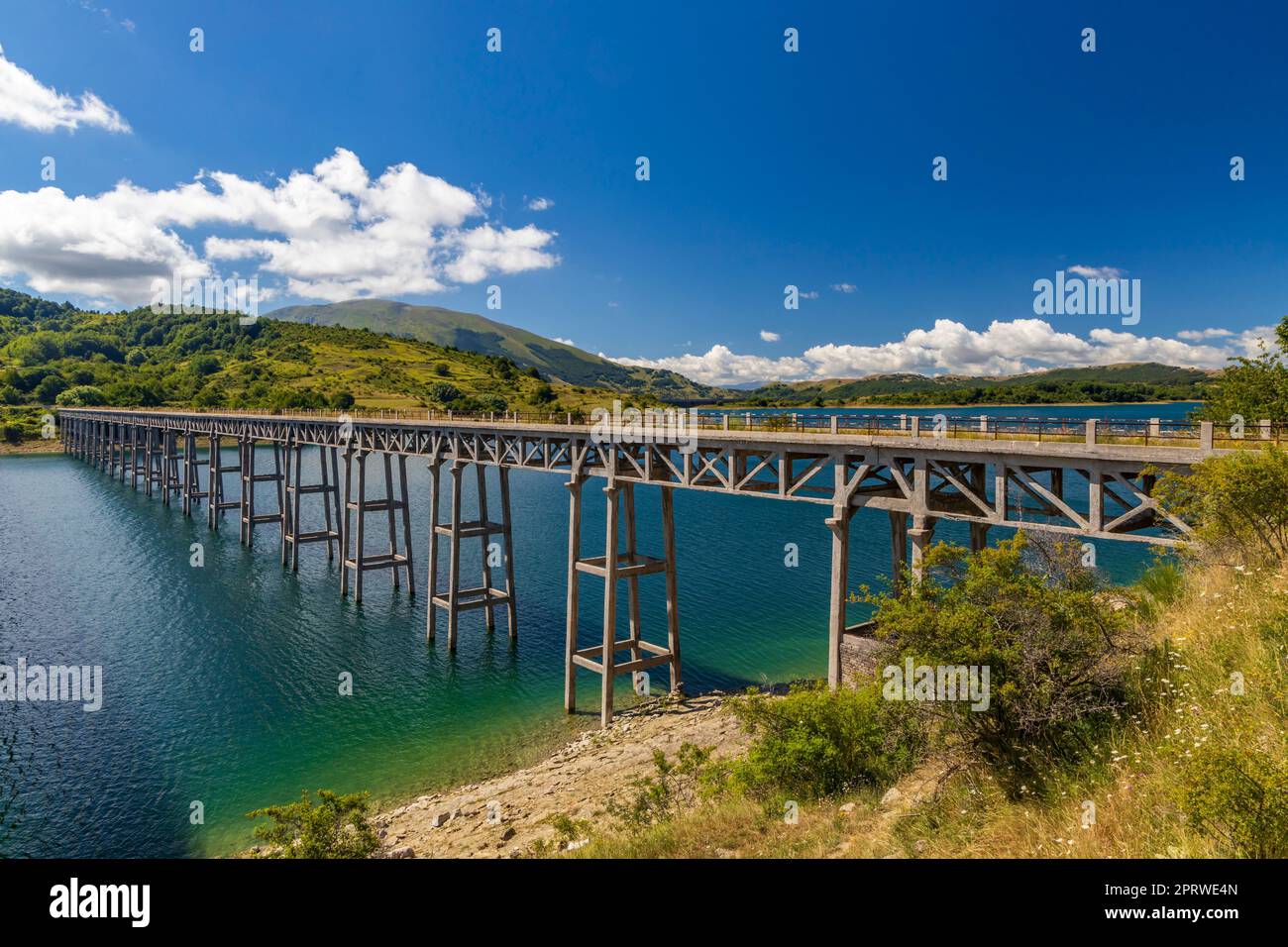Brücke Ponte delle Stecche, Lago di Campotosto im Nationalpark Gran Sasso e Monti della Laga, Region Abruzzen, Italien Stockfoto