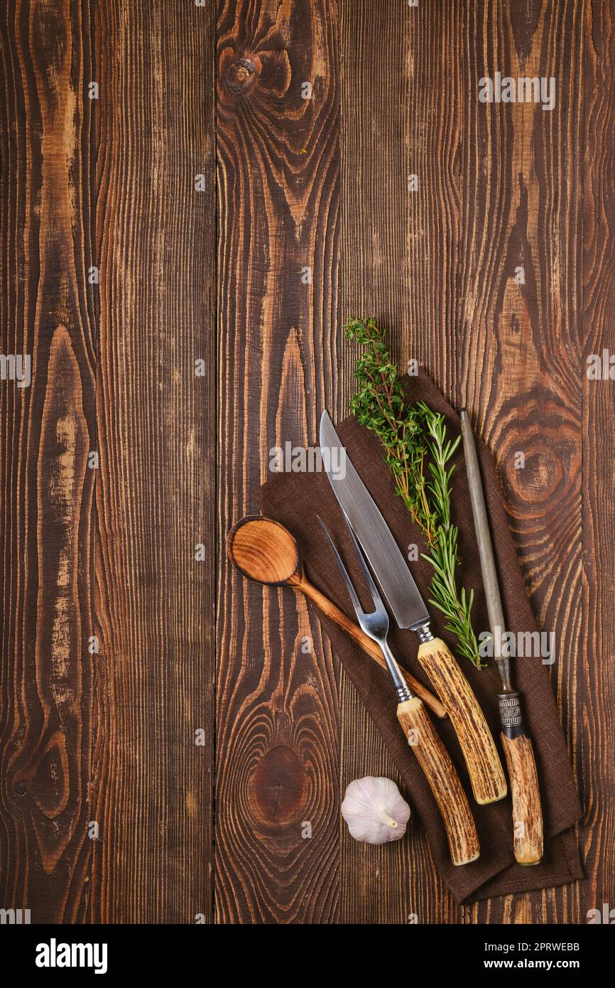 Steakgabel, Messer und Spitzer auf Serviette Stockfoto
