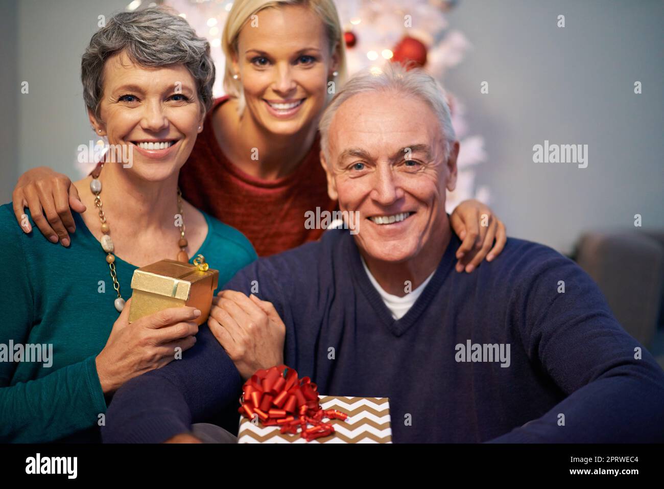 Zeit mit der Familie während der Weihnachtszeit. Porträt einer glücklichen Familie zu weihnachten. Stockfoto