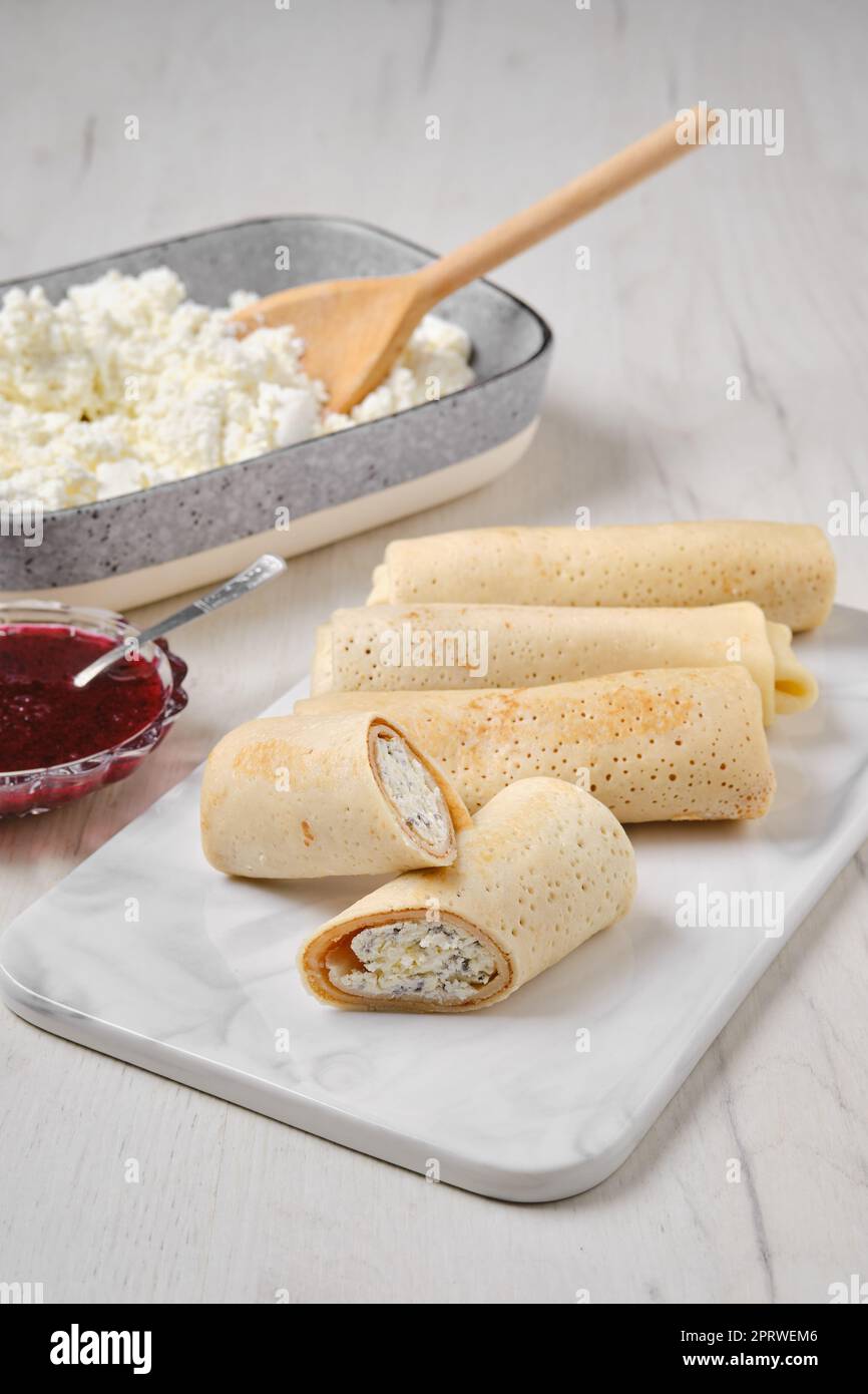 Hausgemachte Pfannkuchen gefüllt mit Hüttenkäse Stockfoto
