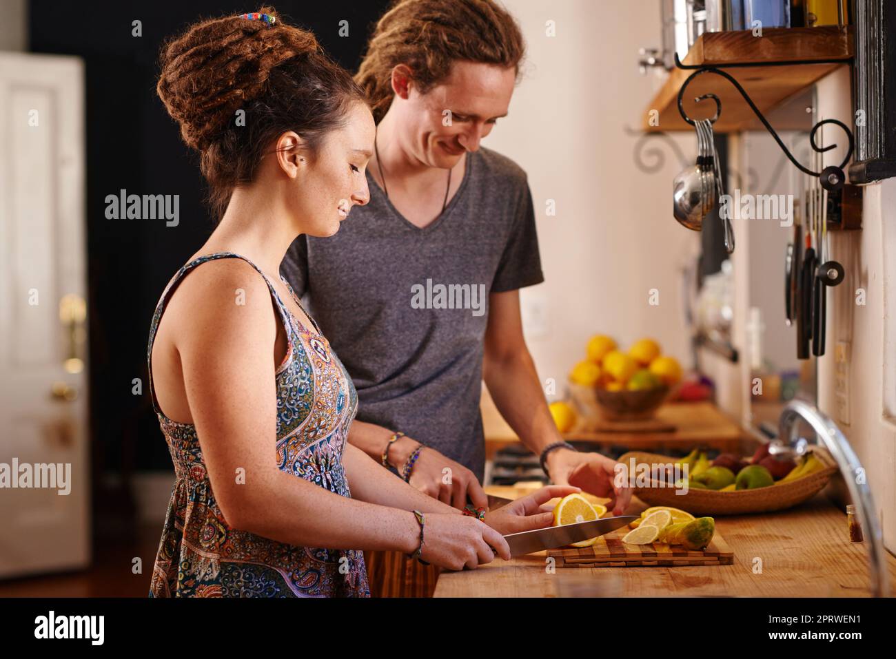 Es geht immer um Gesundheit. Ein rastafarisches Paar schneidet Früchte. Stockfoto