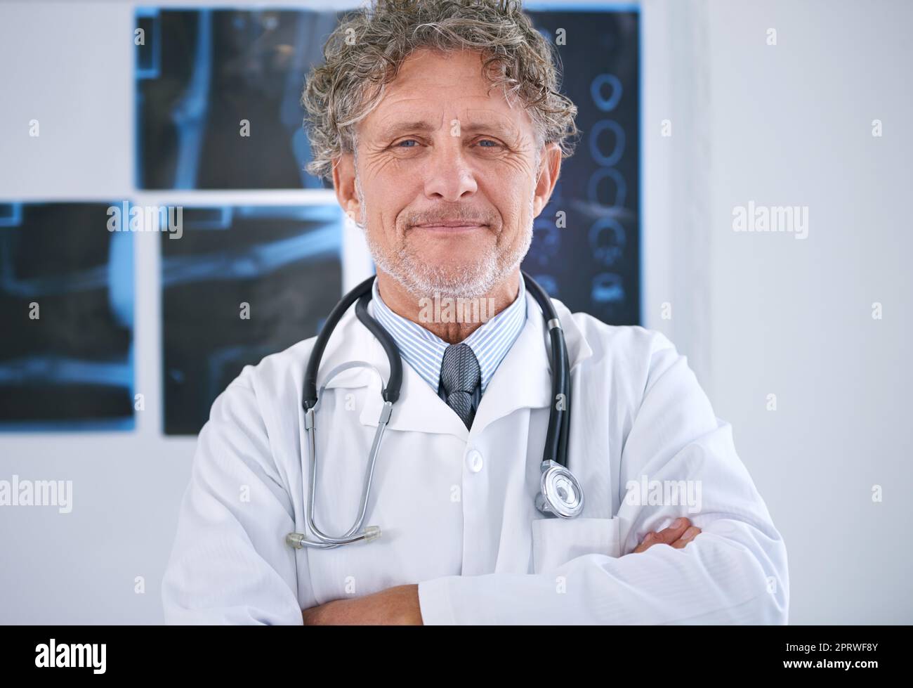 Hes ein professioneller Praktizierender. Porträt eines reifen Radiologen, der in seinem Büro steht. Stockfoto