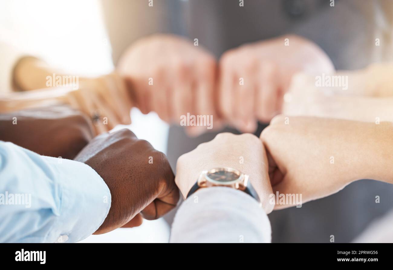 Diversity Business Hands Bump für Teamarbeit, Zusammenarbeit oder Solidarität am Arbeitsplatz des Unternehmens. Personengruppe und Handzeichen-Symbol für Community, Zusammenarbeit oder Inklusion Support-Hintergrund Stockfoto