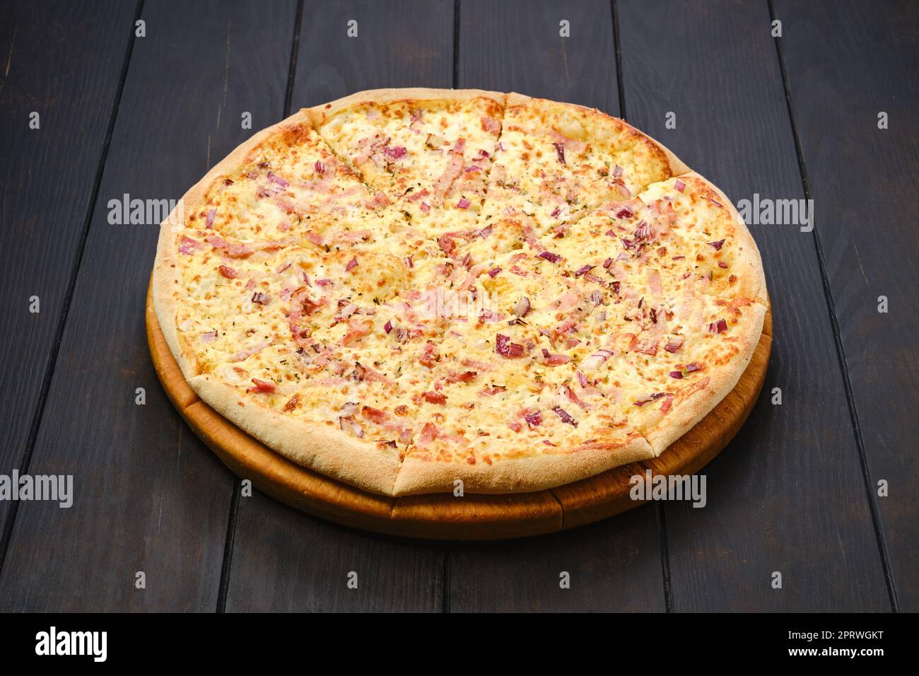 Pizza mit parmaschinken, roten Zwiebeln und Käse Stockfoto