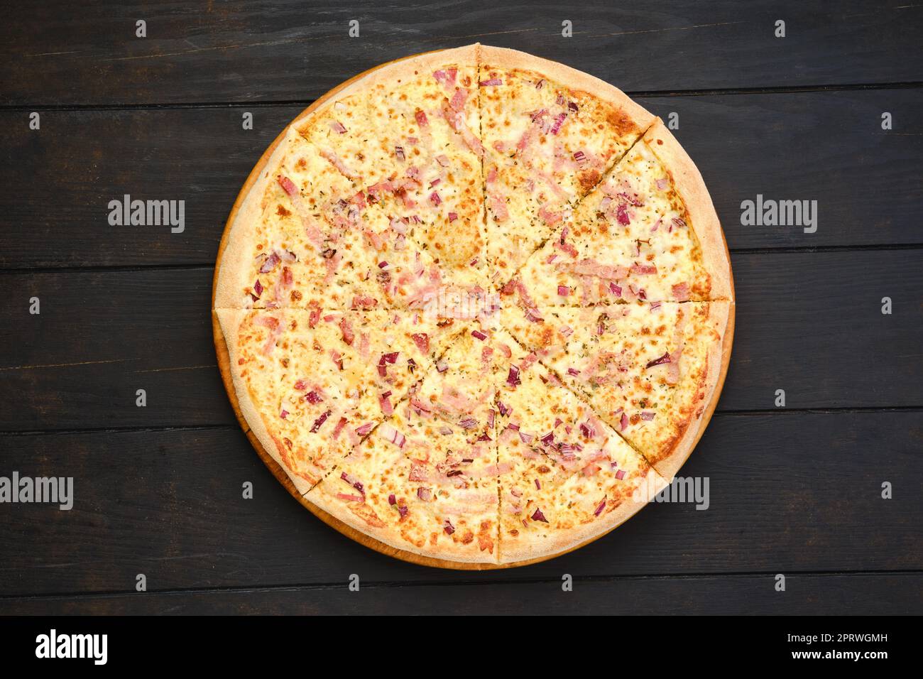 Pizza mit parmaschinken, roten Zwiebeln und Käse Stockfoto