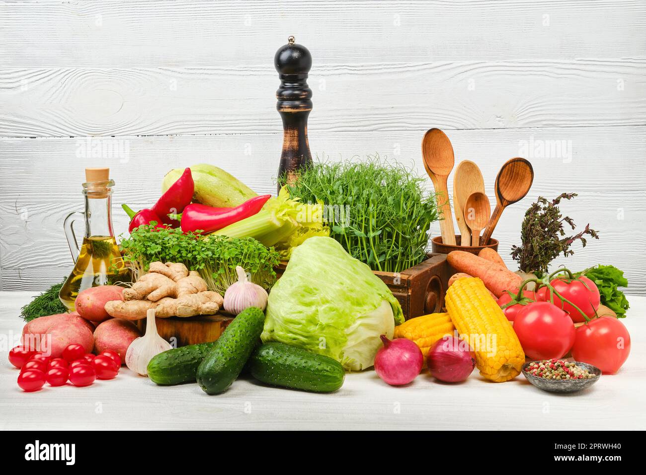 Auswahl an frischem, saftigem Gemüse auf Holzhintergrund Stockfoto