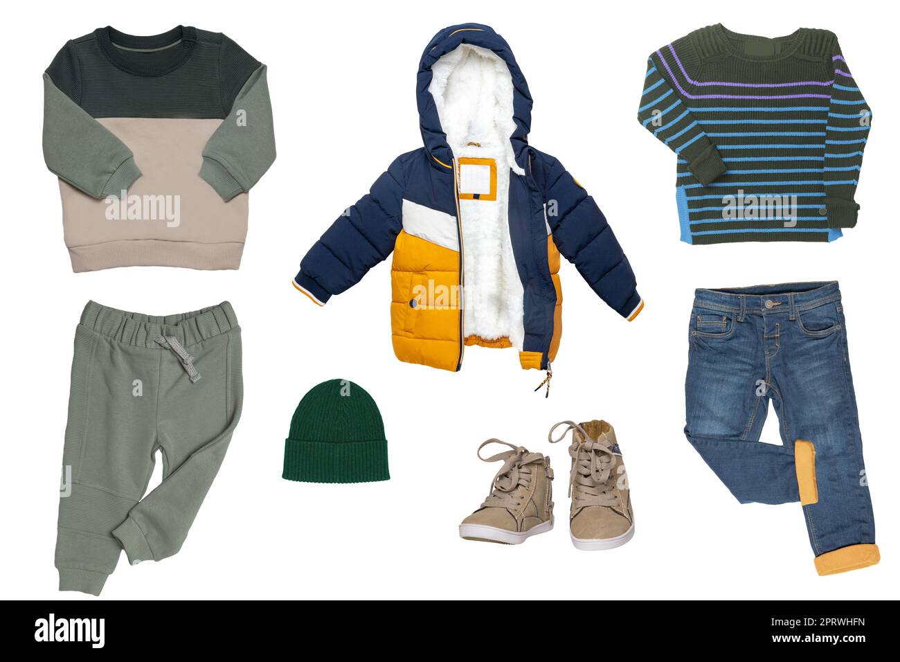 Collage-Set mit Herbstbekleidung für kleine Jungen, isoliert auf weißem Hintergrund. Jeanshose, Joggingkleidung, Turnschuh, Daunenjacke, Hemden und eine Mütze für den Jungen. Frühlingsmode für Kinder. Stockfoto