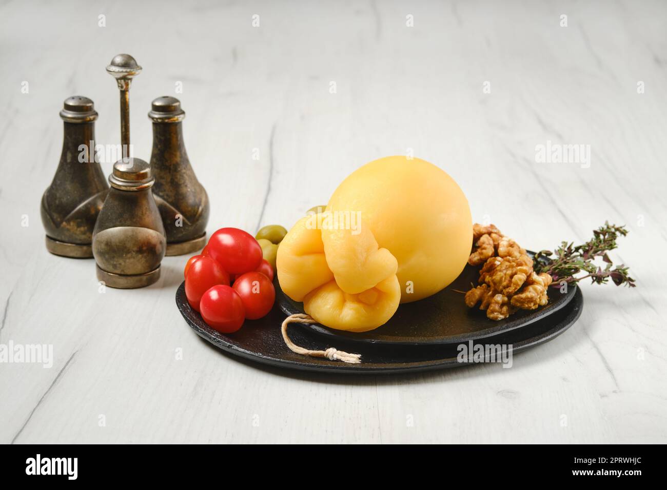 Klassischer italienischer Scamorzza-Käse auf einem Teller Stockfoto