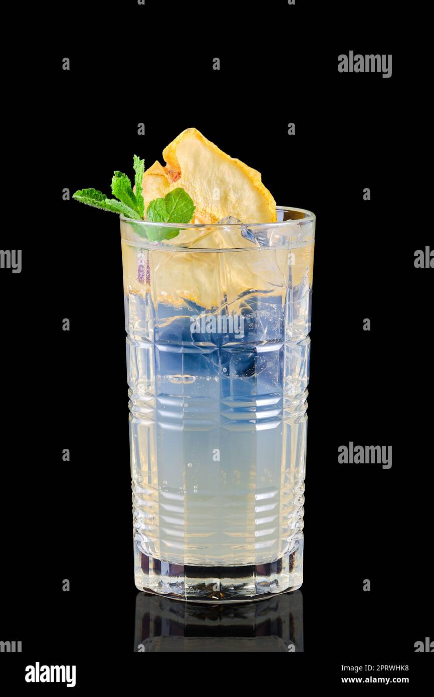 Kalte Birnenlimonade isoliert auf Schwarz Stockfoto