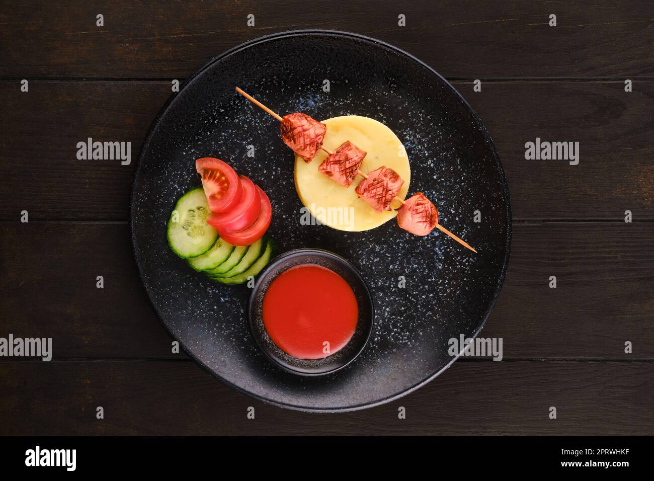 Gebratene Wurst auf Spieß mit Kartoffelpüree Stockfoto