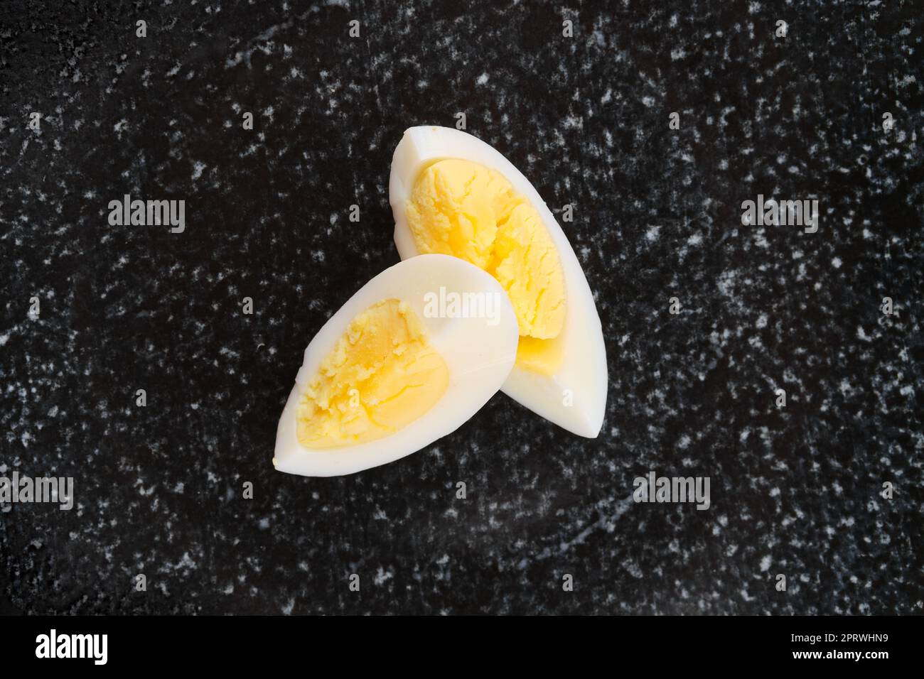 Übersichtsansicht der Hälfte des gekochten Eies, die auf zwei Stücke geschnitten wurde Stockfoto