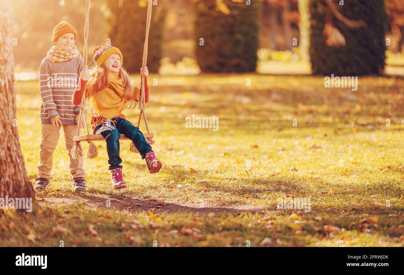 Ein paar Kinder spielen im Herbstpark. Stockfoto