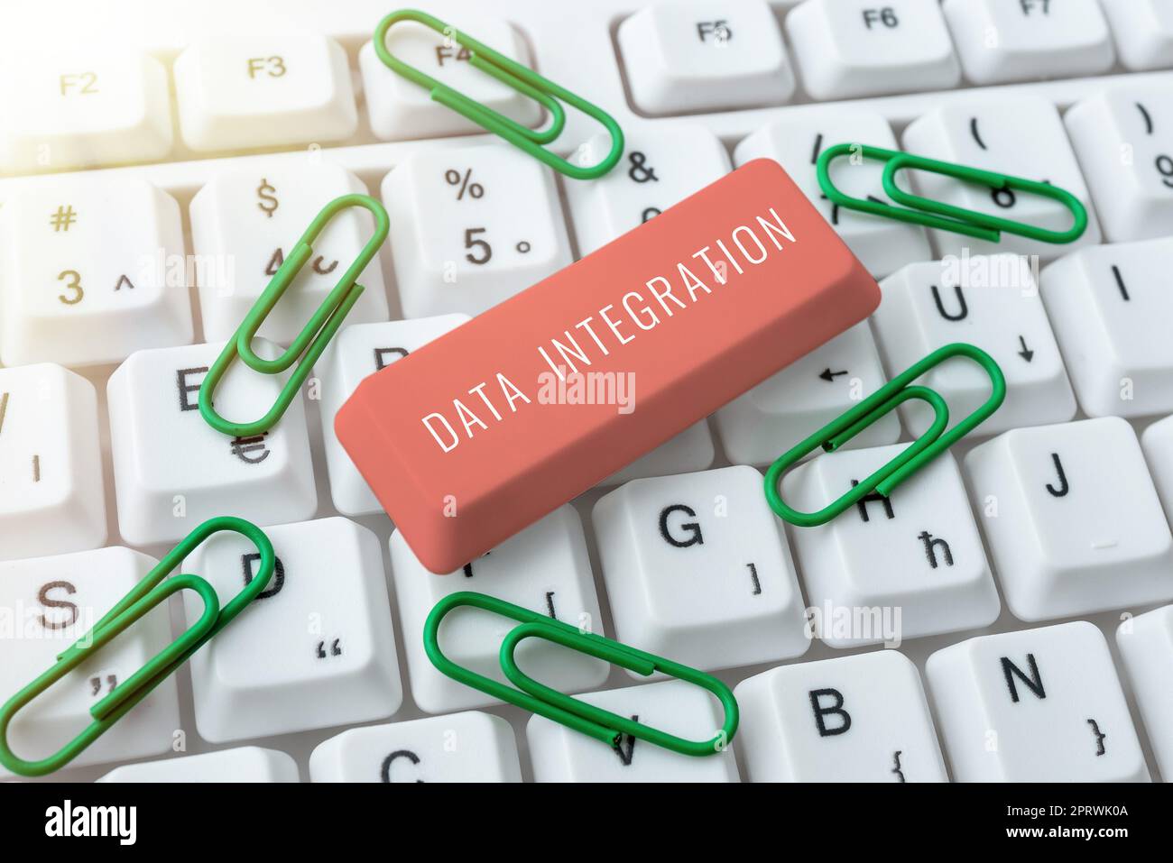 Handgeschriebener Text DatenintegrationKombination aus technischen und geschäftlichen Prozessen zu kombinieren. Geschäftskonzept Kombination aus technischen und Geschäftsprozessen zu kombinieren Stockfoto