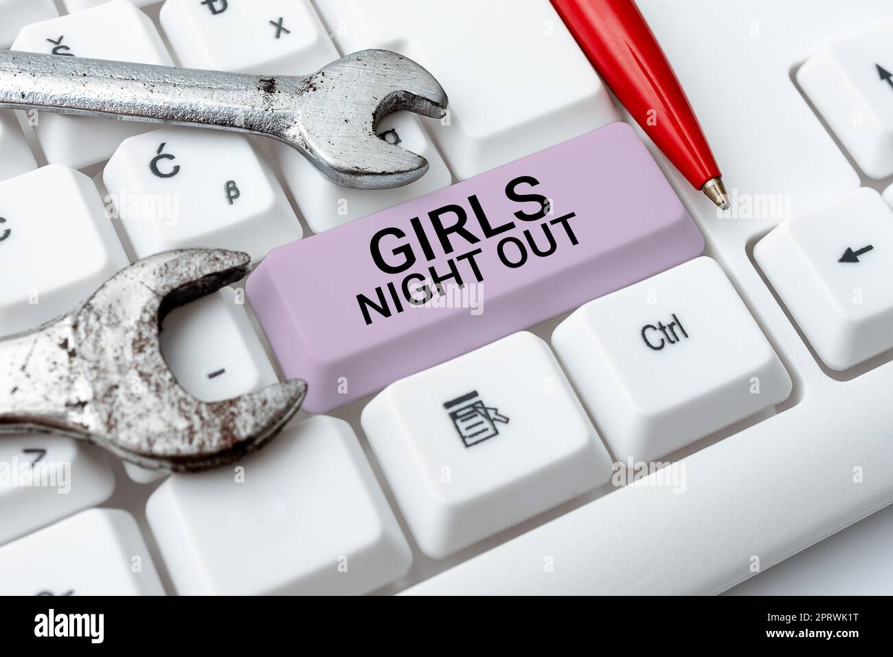Textüberschrift Prepecting Girls Night Outfreences and free Mentality to the girls in modern era. Ein Wort für Freiheiten und Freiheitsmentalität für die Mädchen der modernen Zeit Stockfoto
