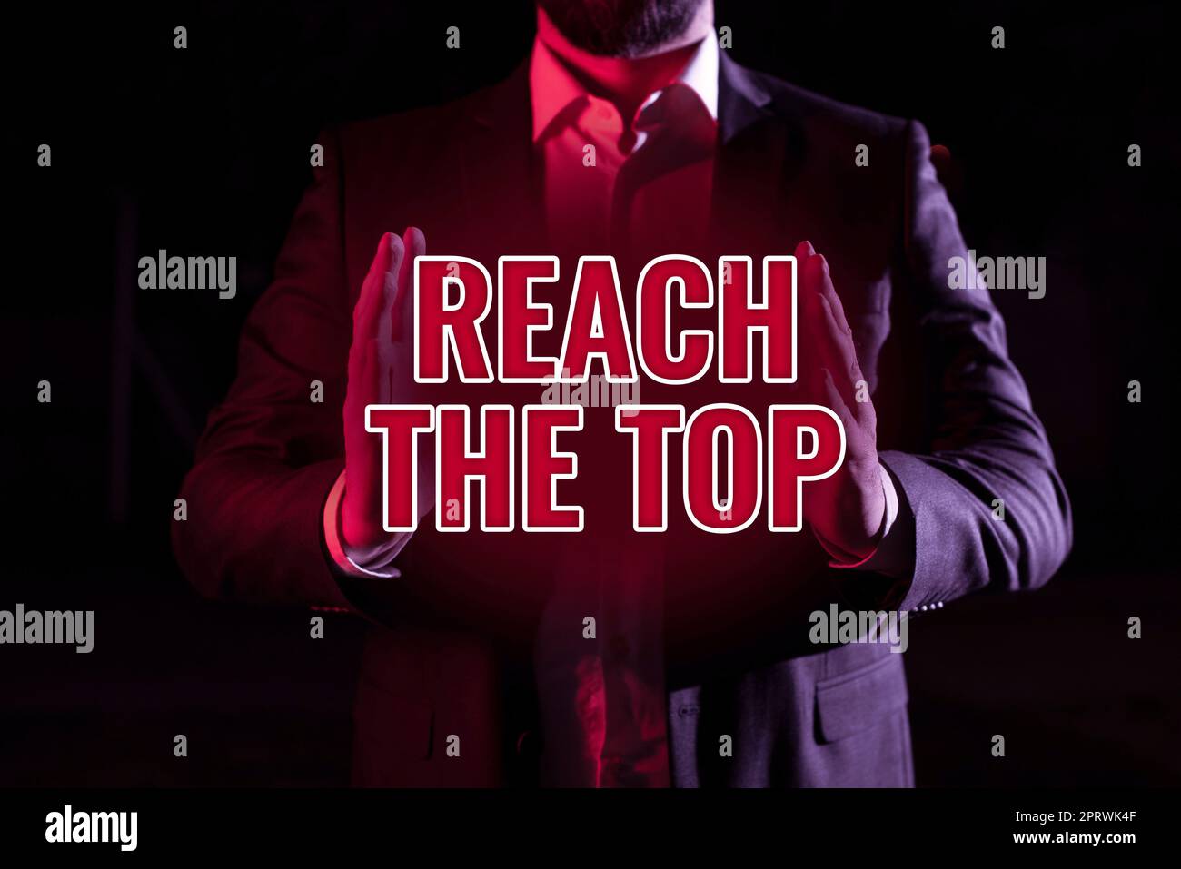 Schild mit der Meldung „REACH the Top“. Wort für get Ahead Succeed Prosper gedeihen für den Sieg Stockfoto