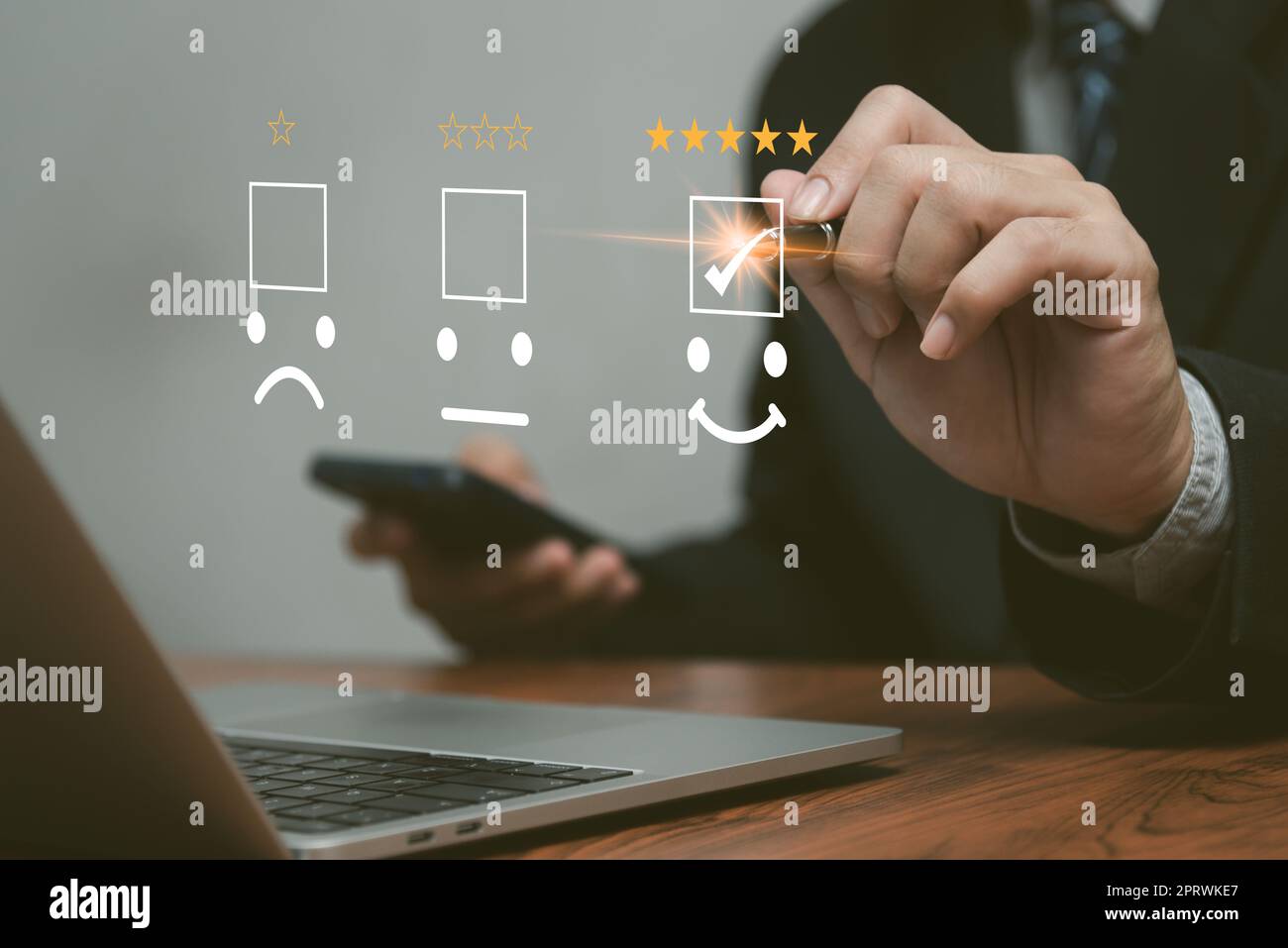 Geschäftsleute nutzen Laptop-Computer Umfrage und Zufriedenheit Geben Sie eine 5-Sterne-Bewertung auf einem virtuellen digitalen Bildschirm ab. Umfragekonzept.Kundenservice Stockfoto