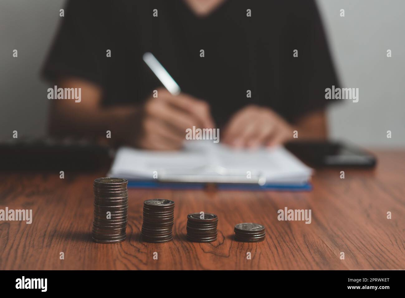 Ökonomisches Erfolgmanagement Geschäft Bargeldsteigernder Kreditgewinn Konzept handverdienendes Einkommen Steuerfürsorge Gehalt budgetreicher schuldenreicher Geschäftsmann Stockfoto