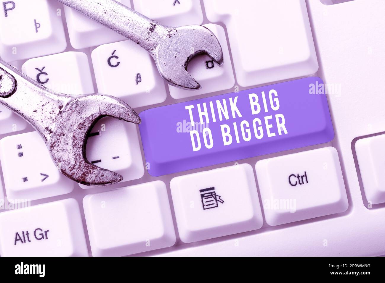 Konzeptionelle Darstellung Think Big Do Bigger. Das Internet-Konzept hebt die Stange und zielt weit höher als das übliche Stockfoto