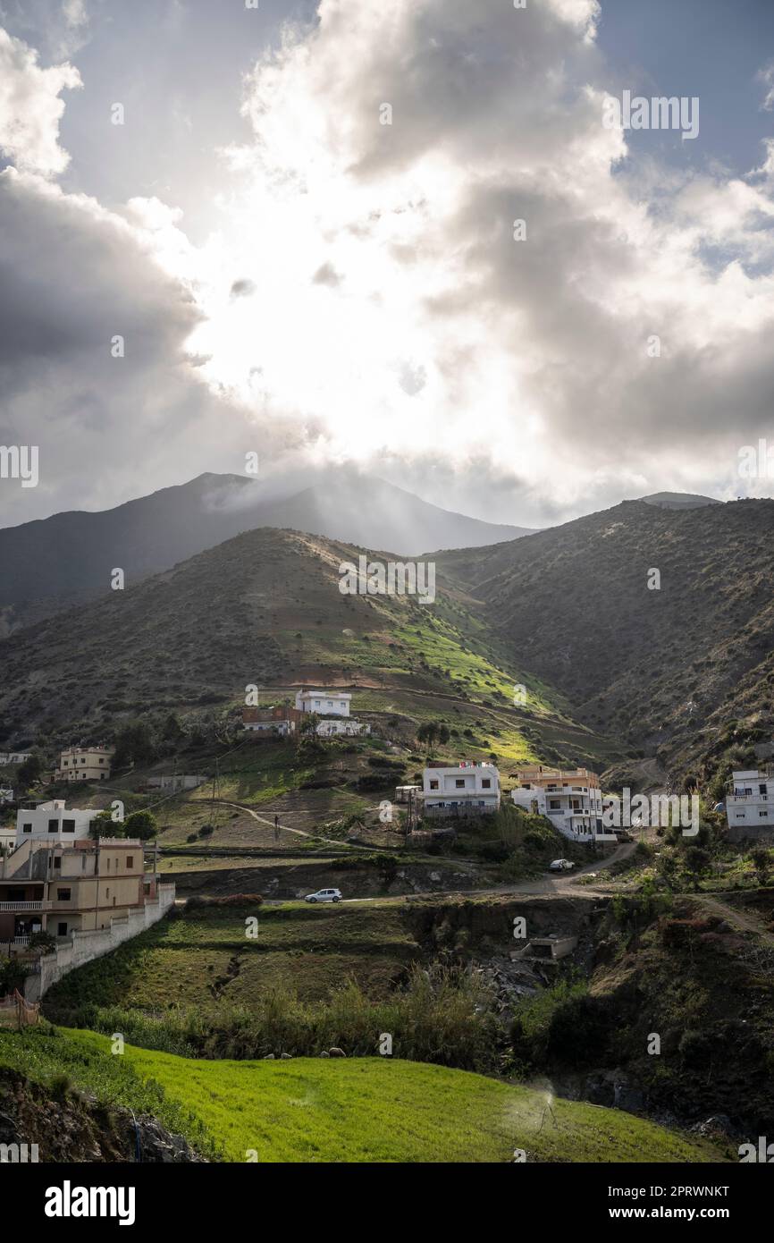 Landschaft des Nordens von Marokko an einem Tag mit Wolken und Lichtern. Stockfoto