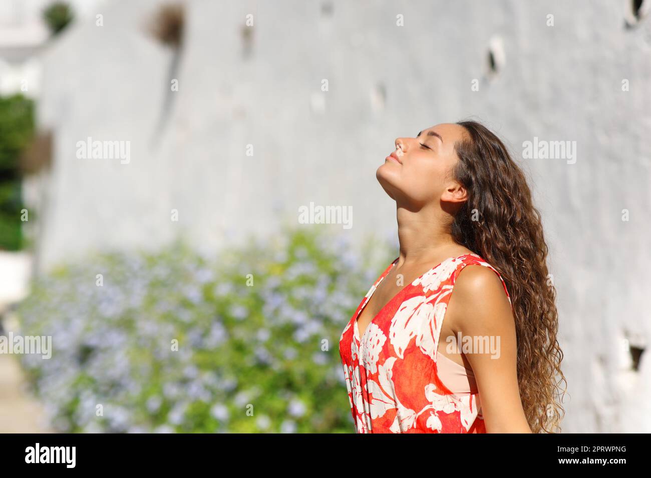 Eine Frau, die frische Luft in einer Stadtstraße atmet Stockfoto