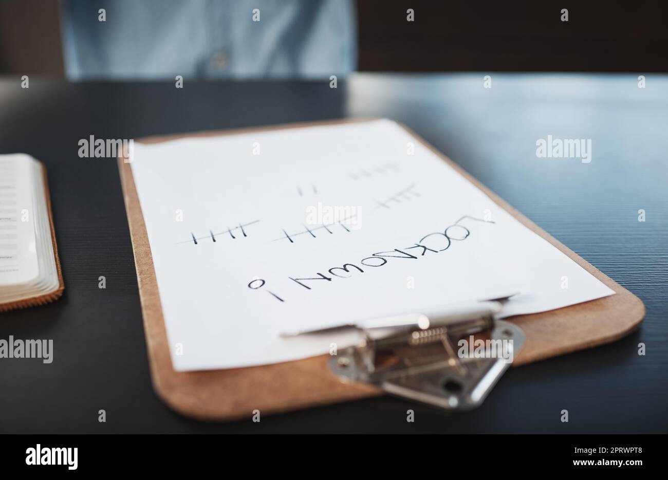 Es ist die einzige Möglichkeit, die Zeit im Auge zu behalten. Standbild eines Clipboard mit Sperre und Tally-Markierungen darauf geschrieben. Stockfoto