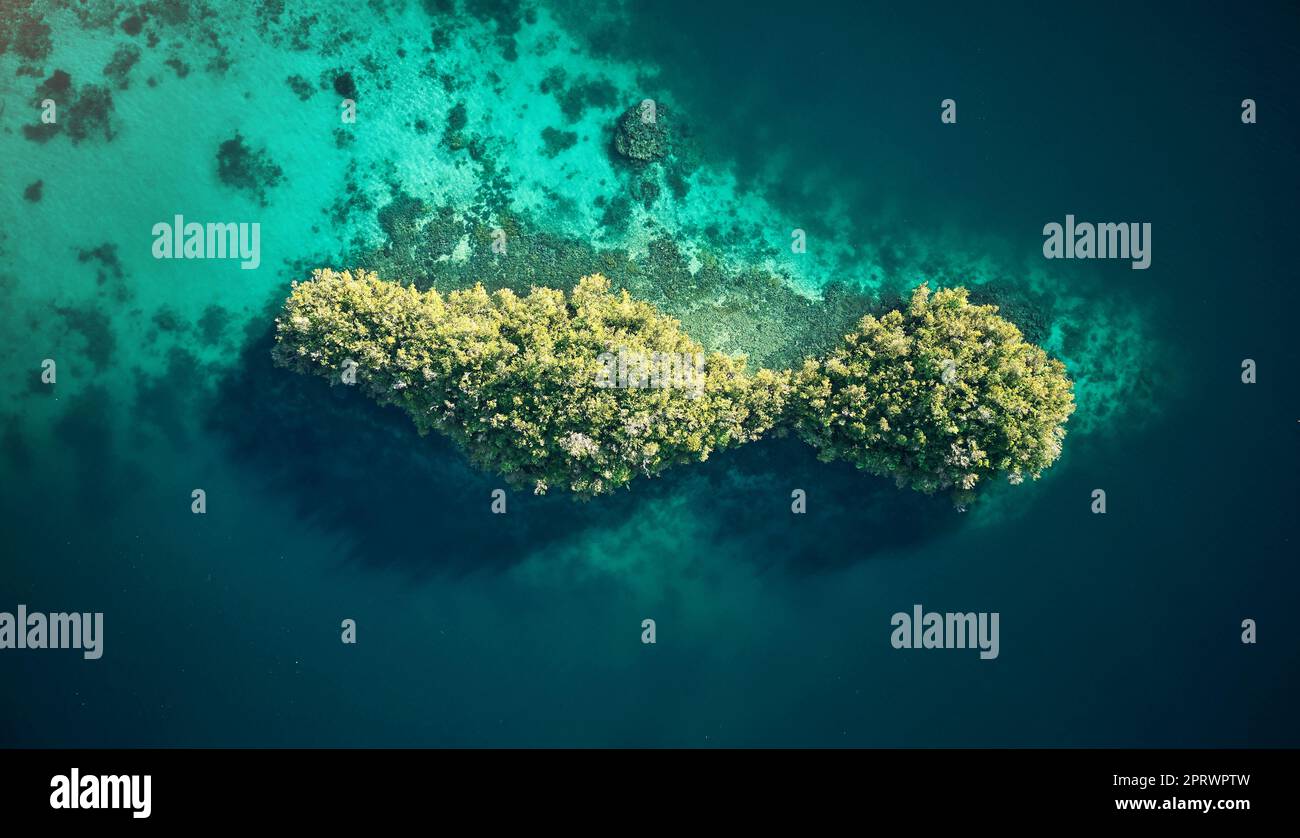 Ein Inselparadies. High-Angle-Aufnahme der schönen Inseln Raja Ampat. Stockfoto