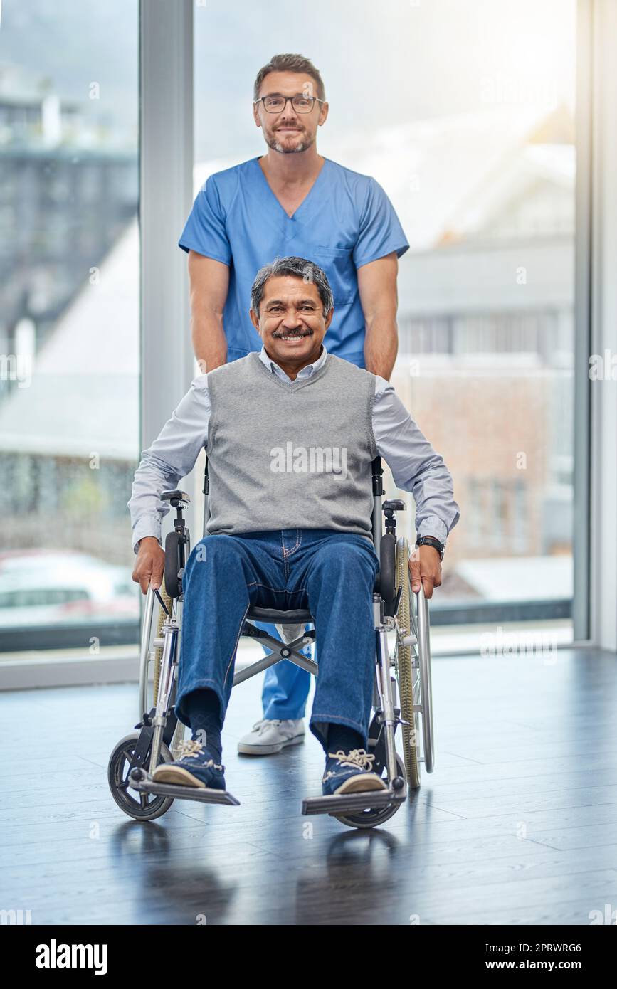 Eine Krankenschwester half einem älteren Mann im Rollstuhl. Stockfoto